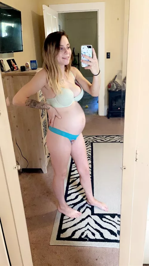 Who wants to play before I go to work at 3 😩 I’m soo wett