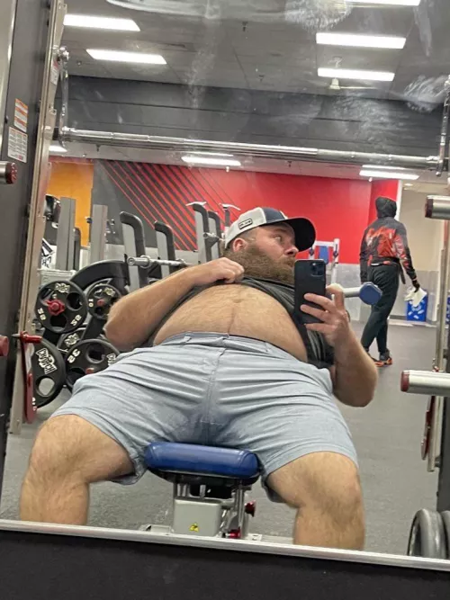 Big hairy man ♥️ flashing his belly in public