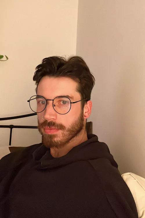 Found out the other day that I need glasses so I’ve been wearing my bluelight glasses to see what I’d look like 🤓