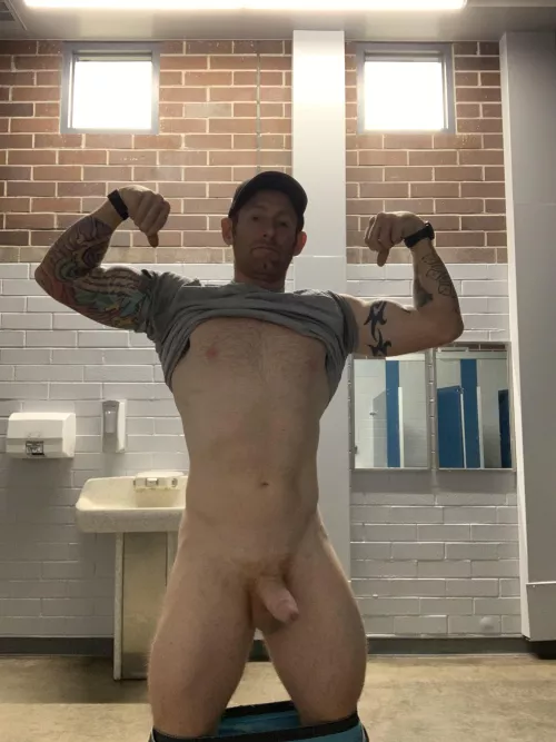 (M) Any of you ladies want to be my gym buddy. Shoot me a message