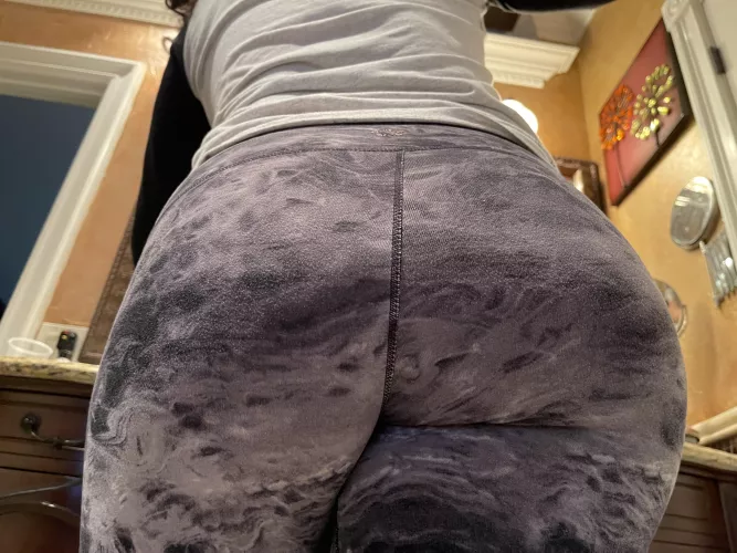 My leggings are trying they’re best but I’ve got a lot of booty.