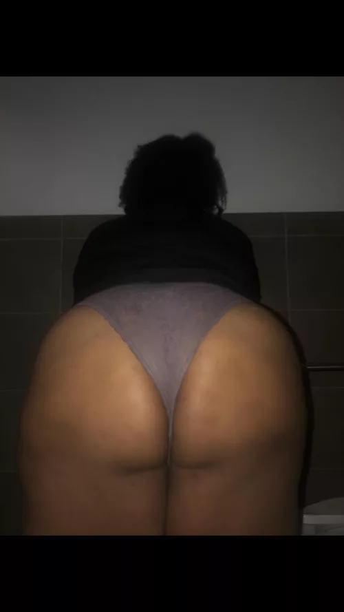 Sneaking ass pics at work 🤭