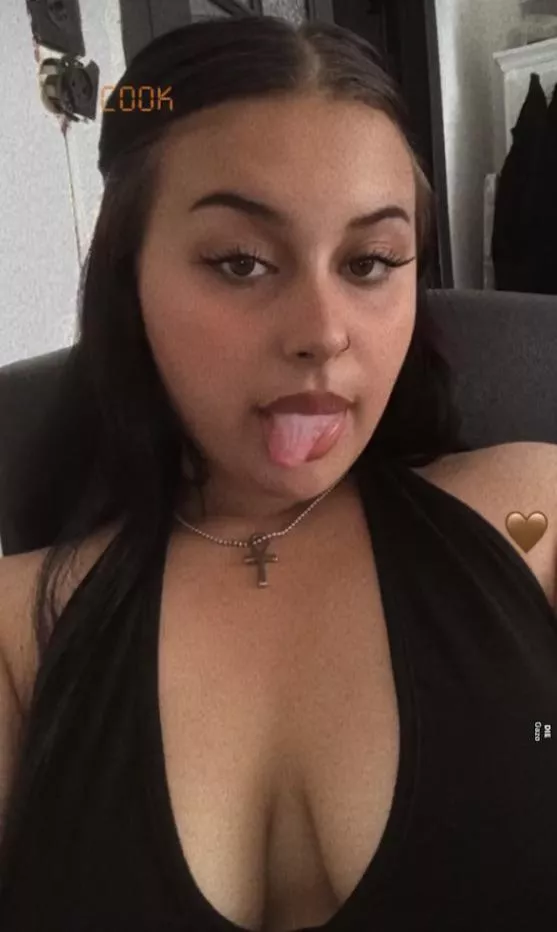 Someone can cum trib my gf ? I’ll reward with her nudes