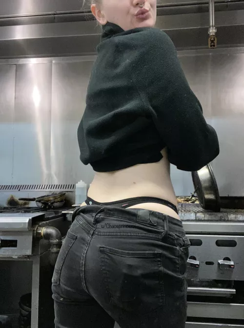 Always gotta whale tail it in the kitchen😜