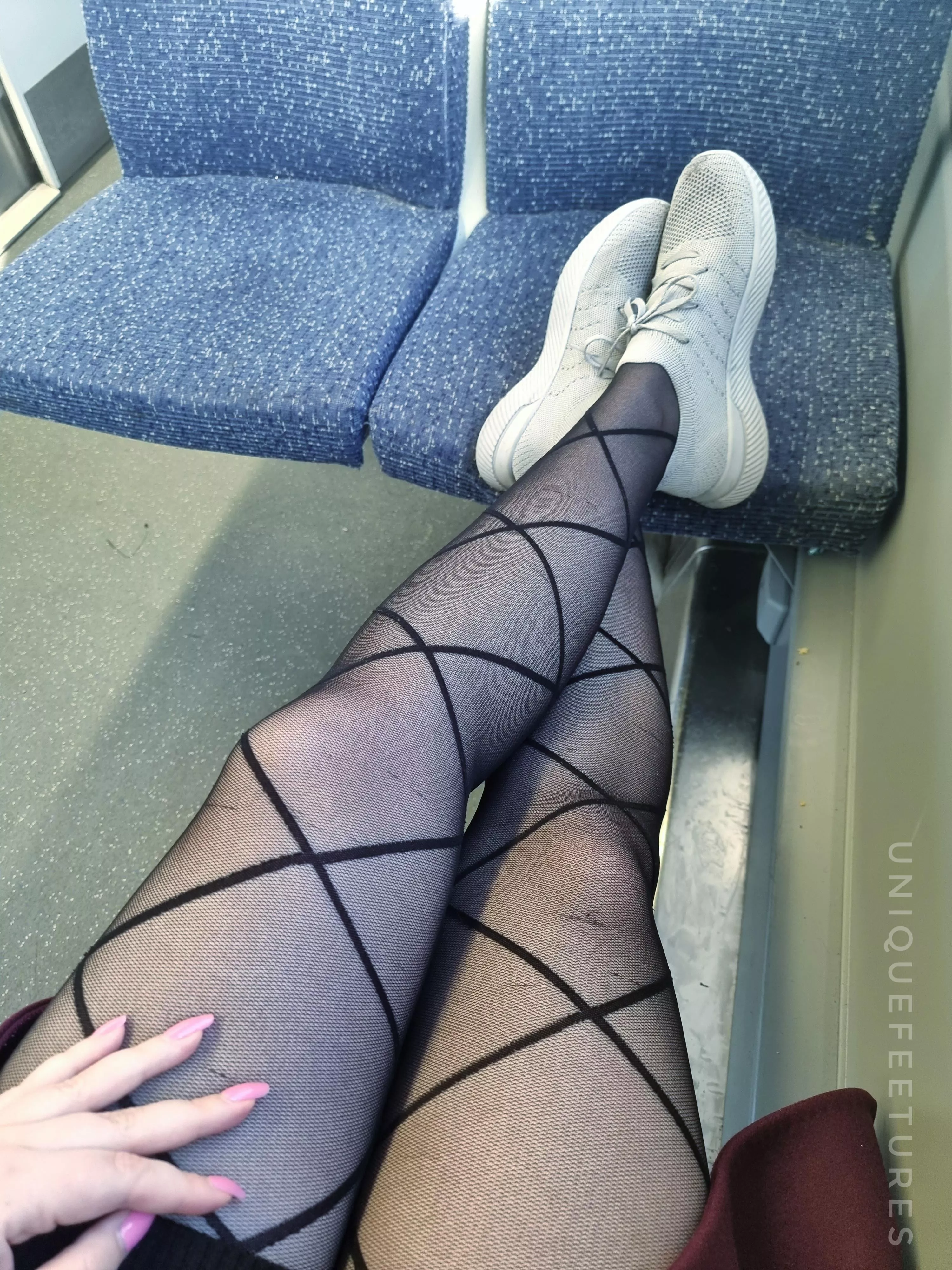 Criss cross pantyhose to work today✖️✖️