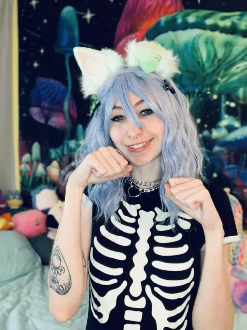 Halloween puppy wishing everyone a happy October!🎃💚