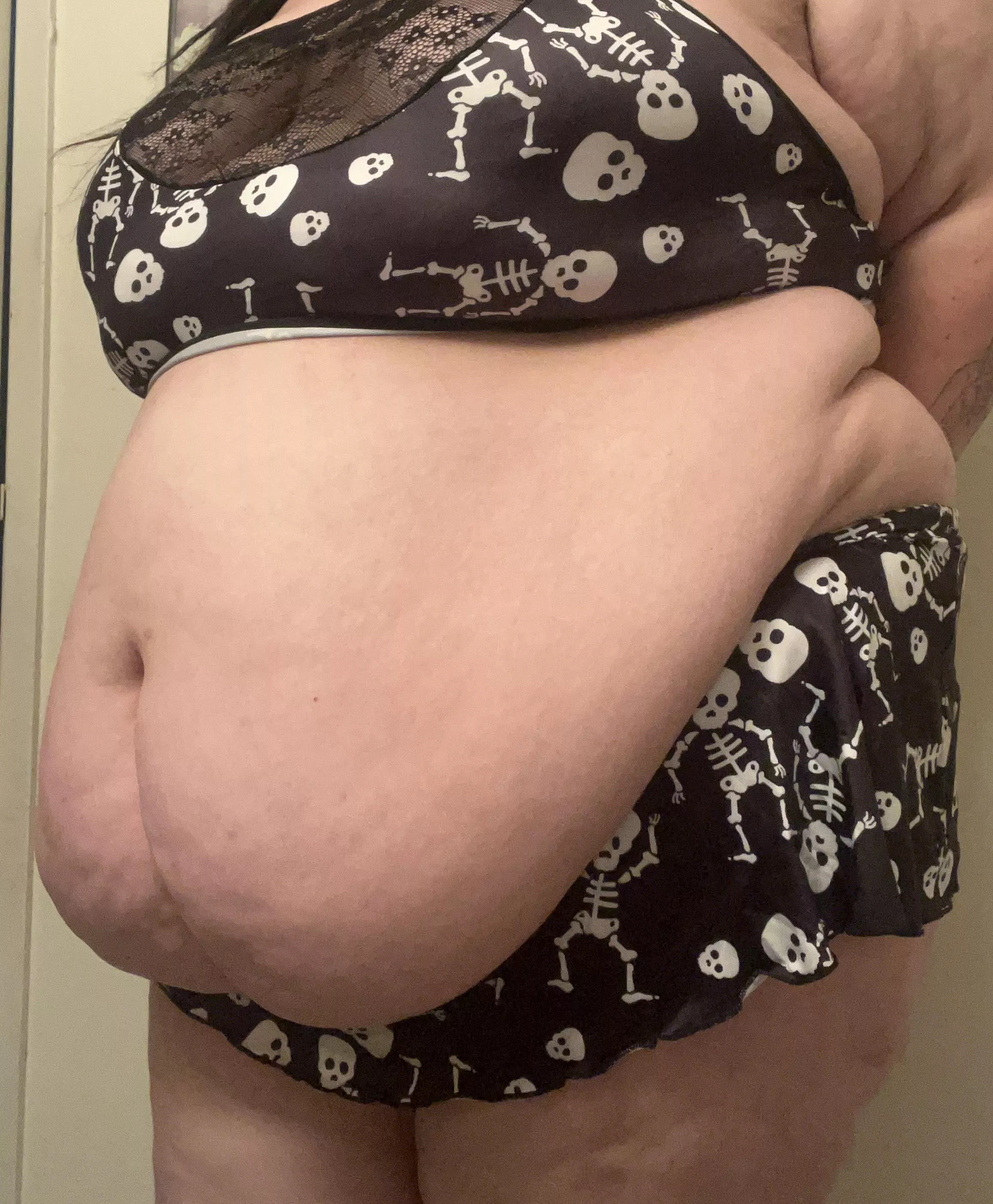 Happy October 1st! Time to gorge on some pumpkin pie and Halloween candy 🖤