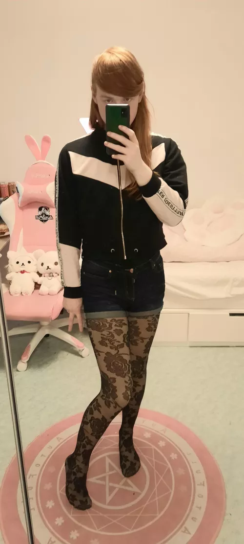 I mostly wear skirts but its fun to use shorts sometimes 💕