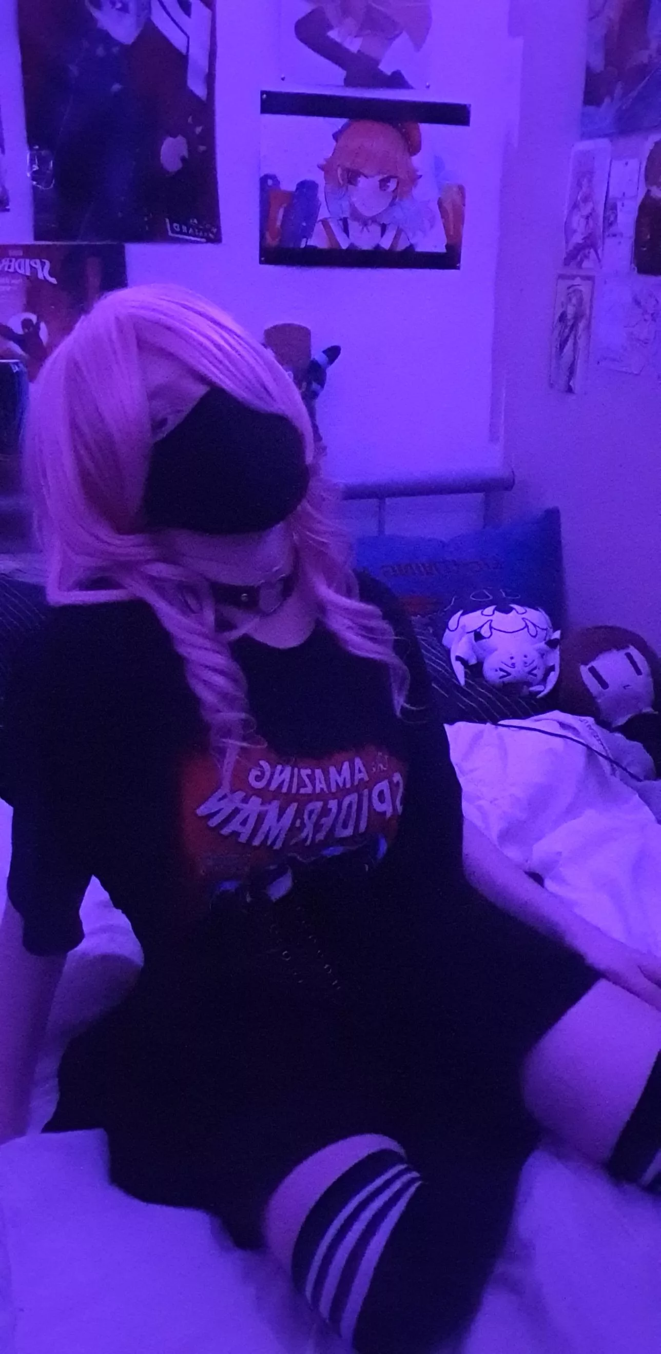 I'm running out of poses with this outfit 😭 Anyone have any ideas?