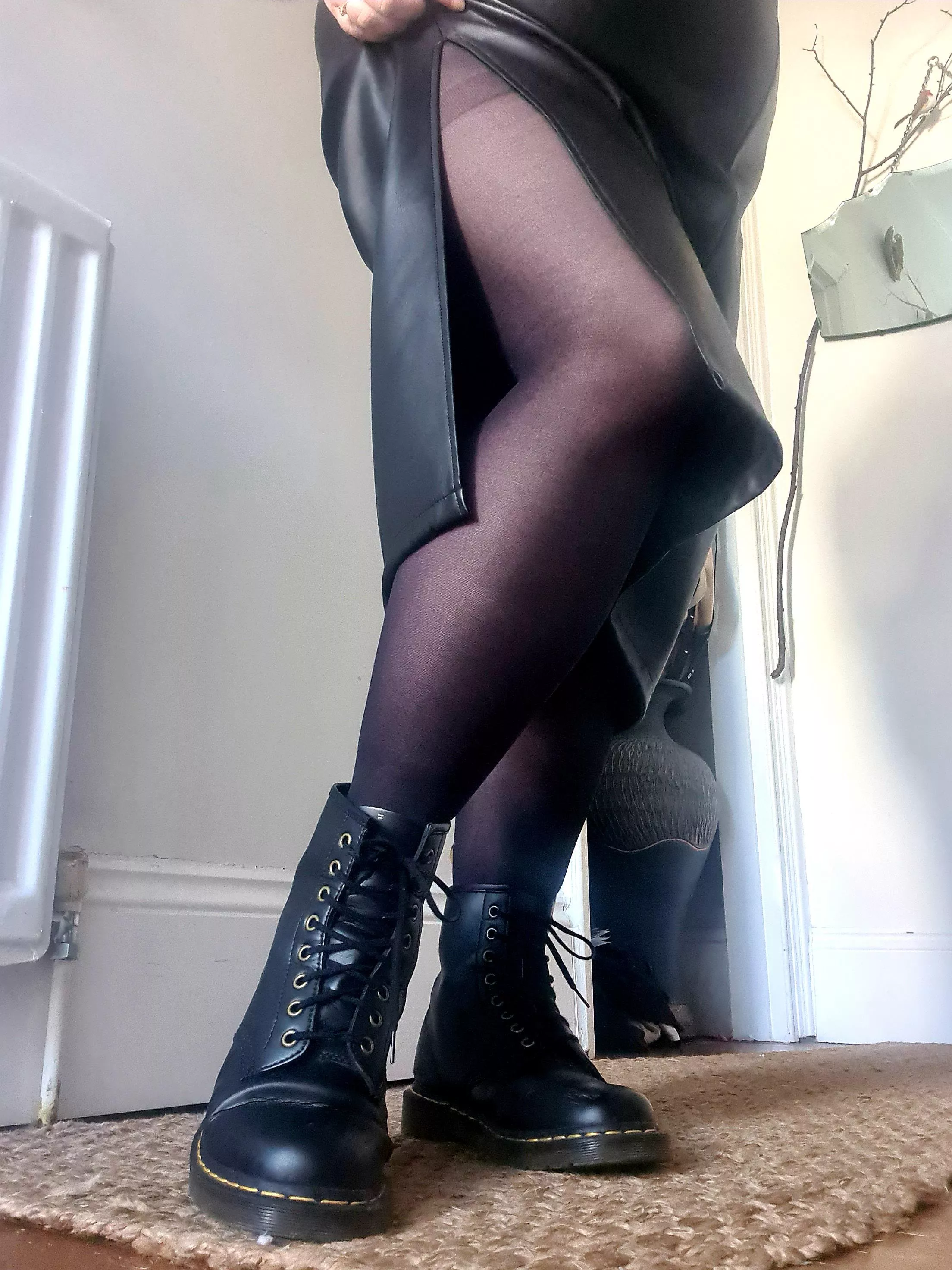 It's officially pantyhose weather here in the UK 🥰