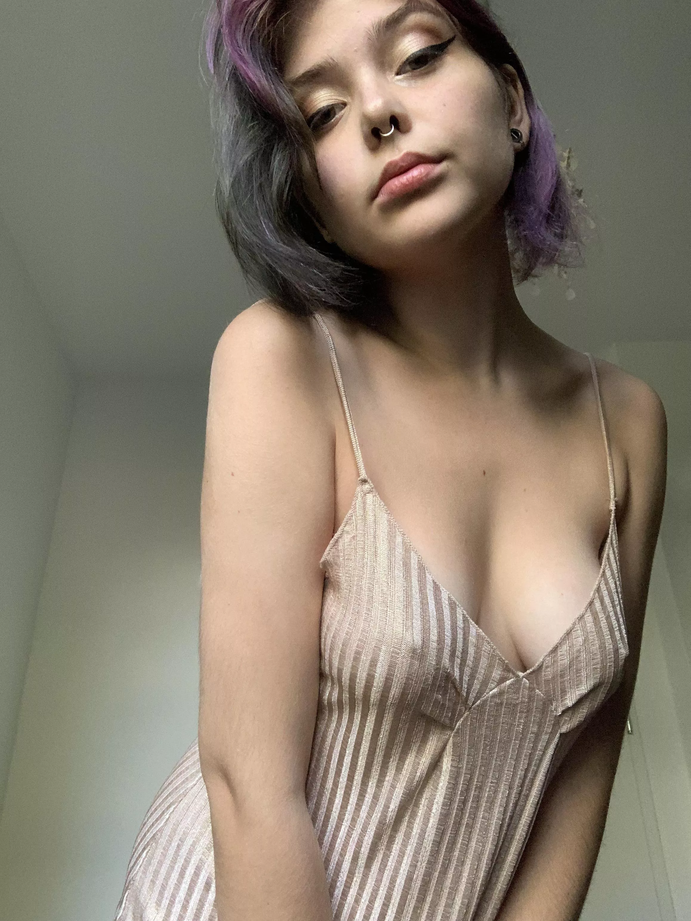 This slut is in dire need of someone to suck on her nipples🙏🏻