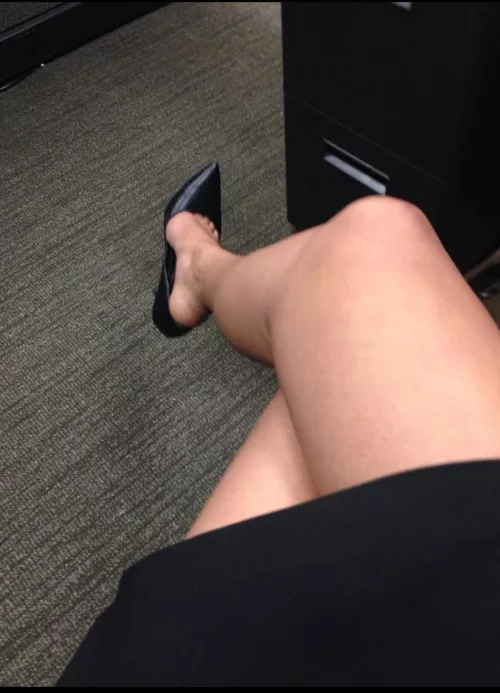 Being back in the office means heels and toe cleavage 😍