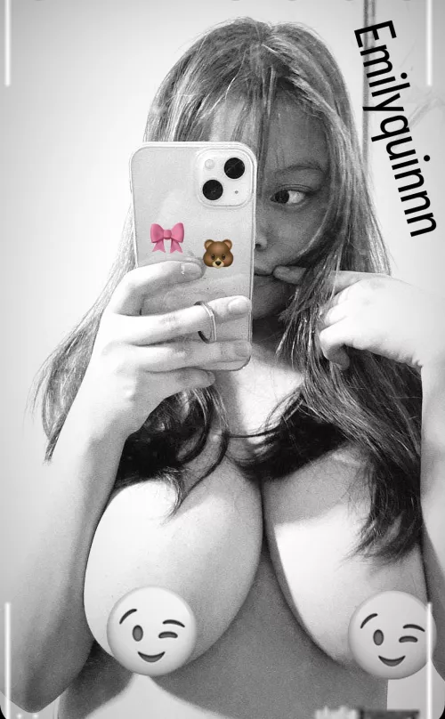 Daddies is ur hand big enough to cover my busty melons ?🍈🤪 ❤️