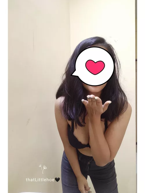 Flying kiss from hot mess[f]💋