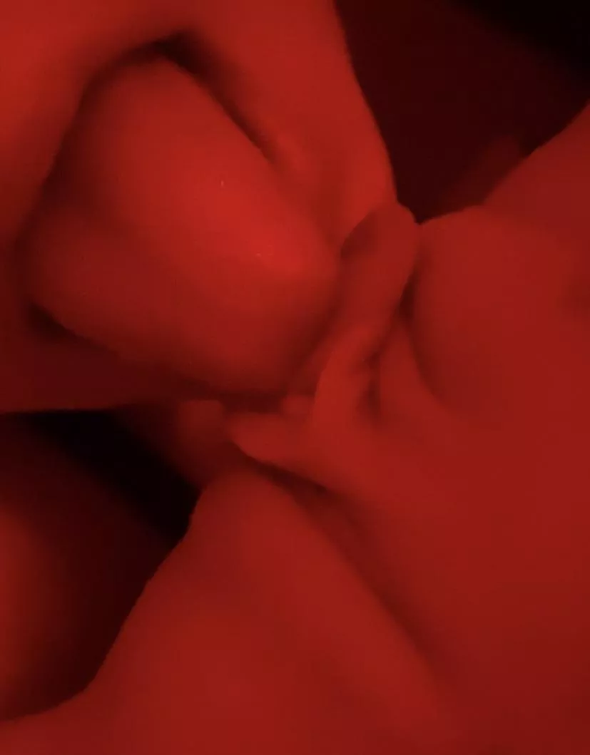 i love the way my tongue glides across her clit 👅💦