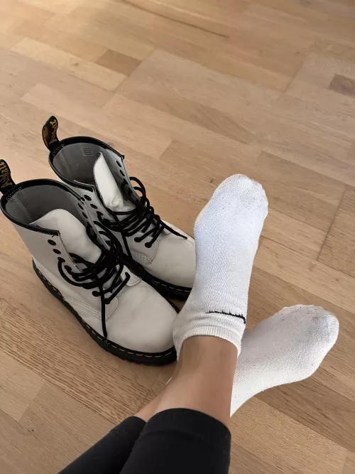 I wore my boots all day today. What do you think how my feet smell? 😌