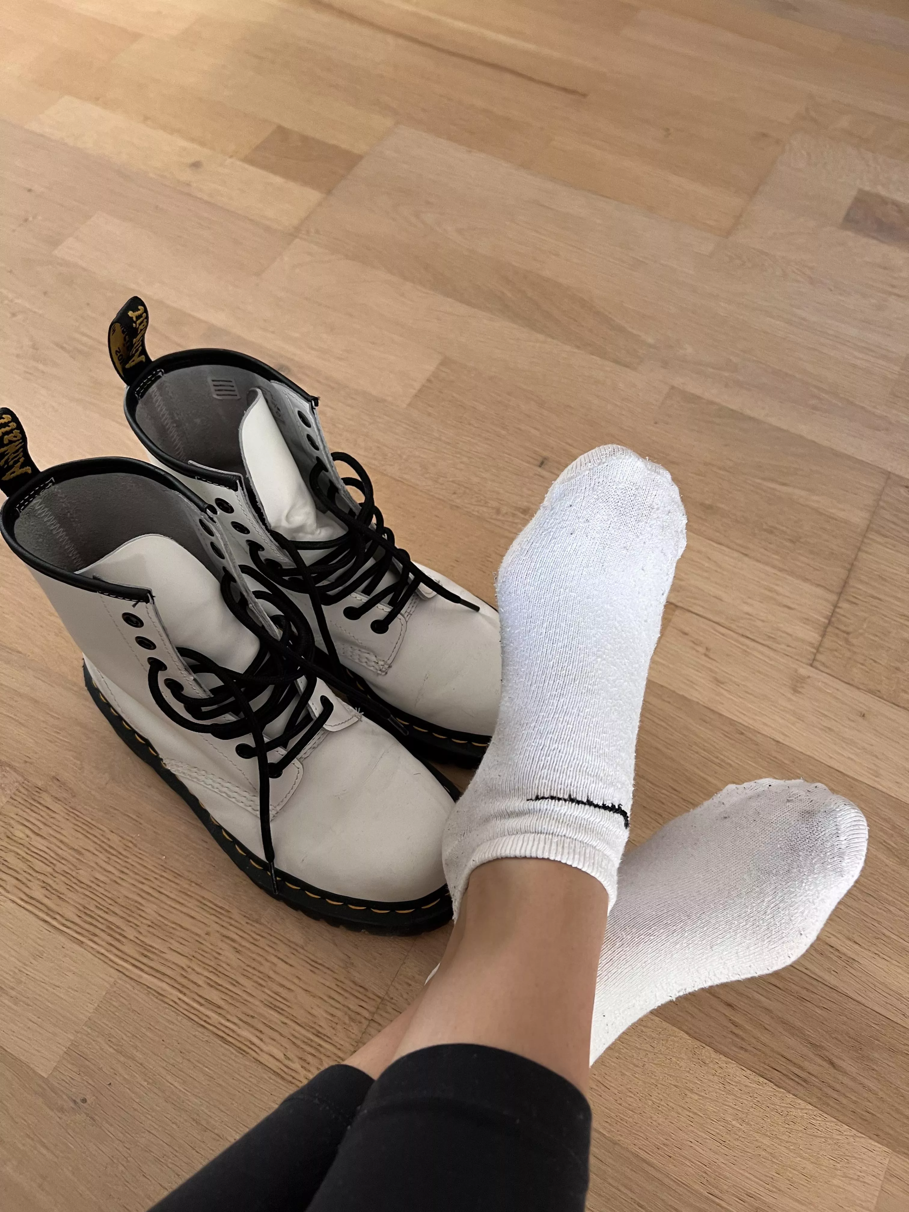 I wore my boots all day today. What do you think how my feet smell? 😌