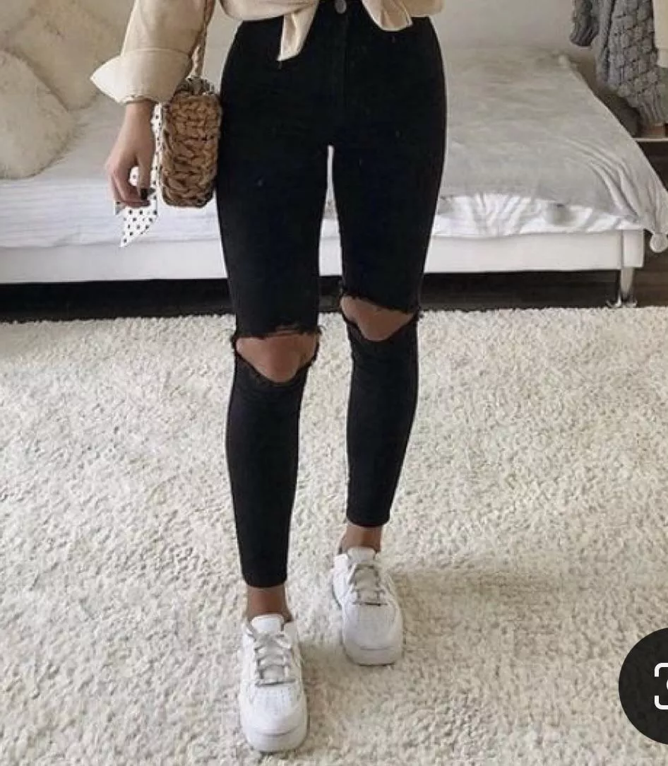 Is there any video where girl kicks balls with those kind of jeans?