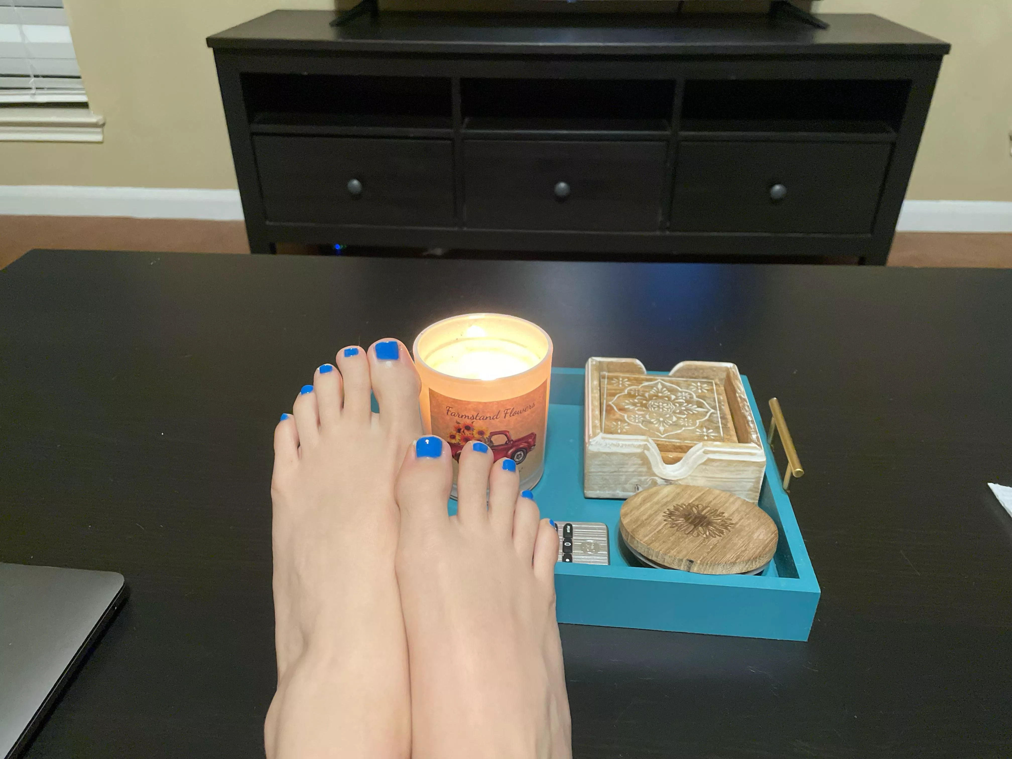 New pedi. Relaxing with my favorite candle and a movie :) DMs are open 🫶🏻