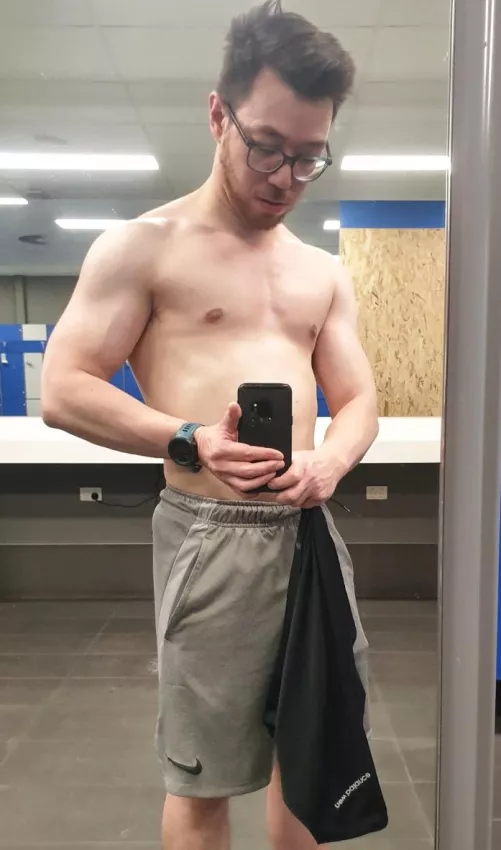 Usually too shy to take a selfie at the gym but snuck one in today. Weird face though cuz I was scared of getting caught 😅