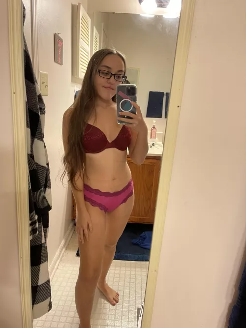 4’8 petite 💓 smash or pass?