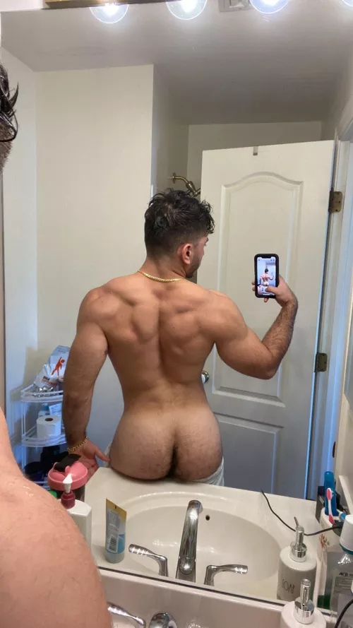 Daddy deadlifted 435 today. Reward me. 🏆🏆