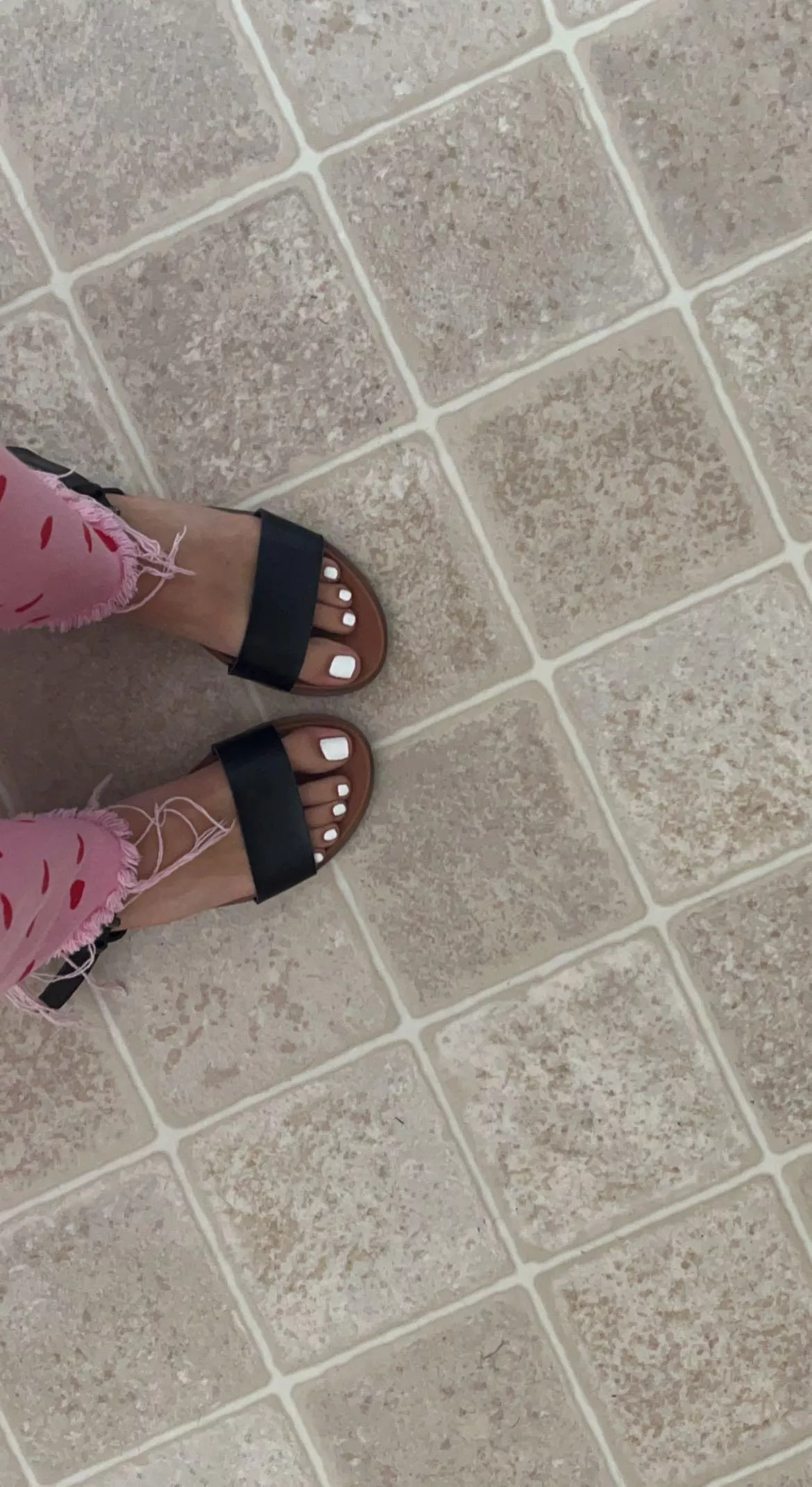 Doesn’t my tanned skin look so good in white?