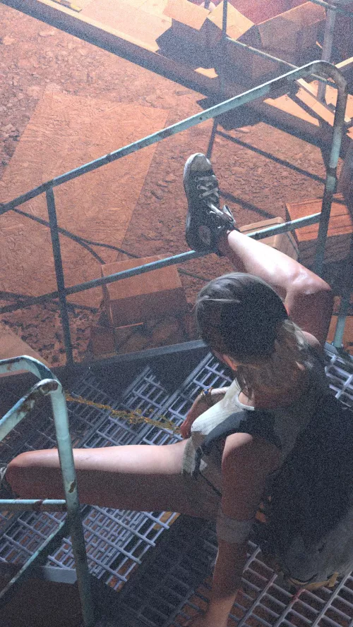 Ellie pees from stairs in abandoned building (ButtAndHonor)[The Last Of Us]