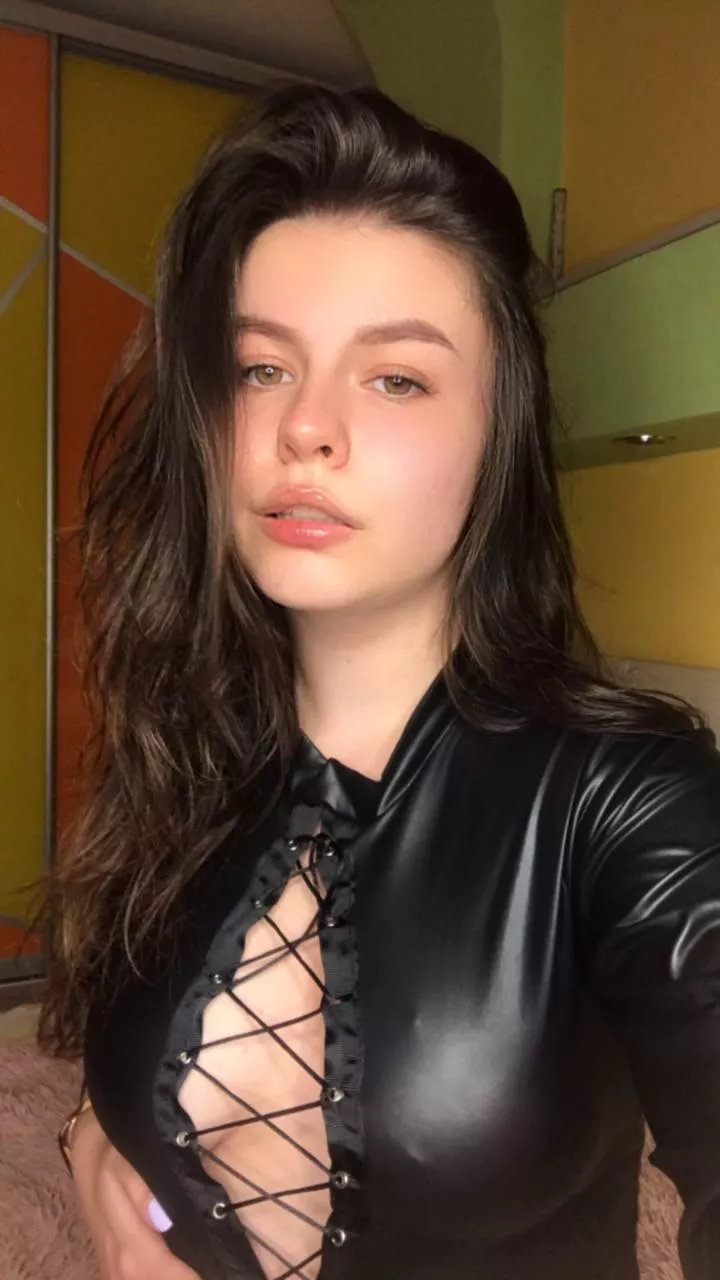 [F] do you like girls in latex? 😏🥵
