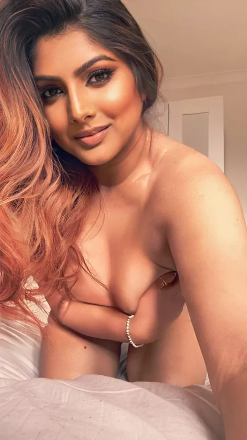 [f] Missing my summer glow ☹️ Who wants to keep my cheeks flushed for winter? Xx