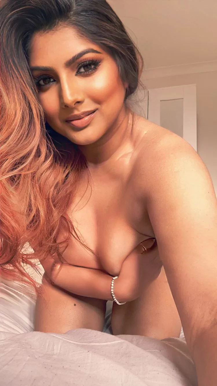 [f] Missing my summer glow ☹️ Who wants to keep my cheeks flushed for winter? Xx