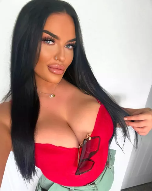 Fake tits ✅ Fake tan ✅ Fake lips ✅