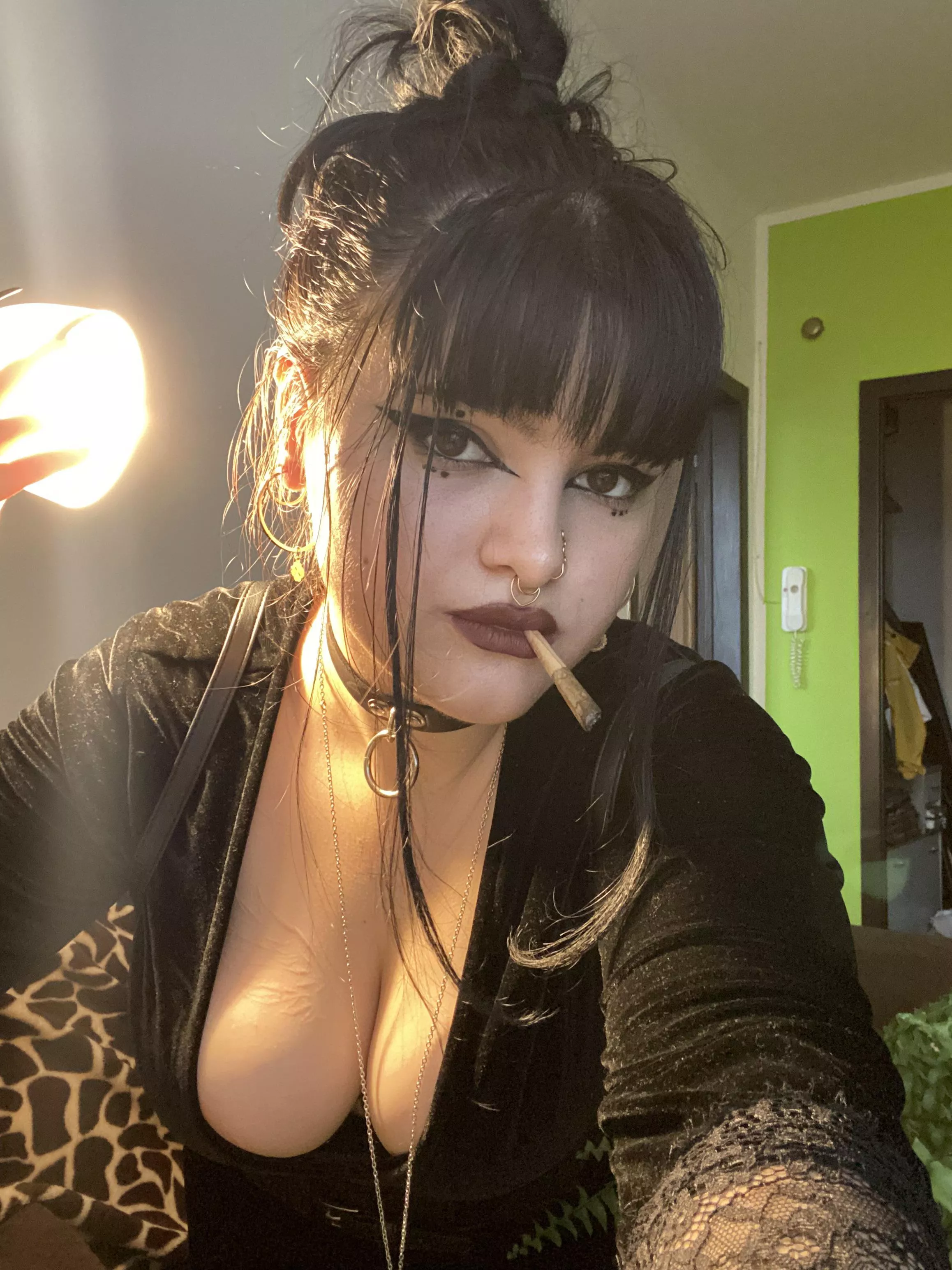 goth stoner gf 🌿