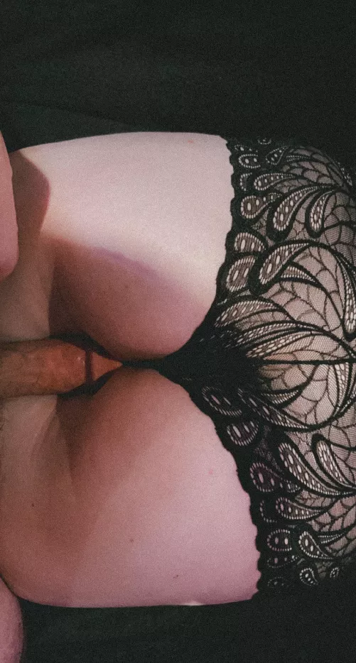 He can’t resist the underbun 🍑