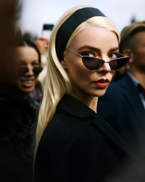 I want to cum on cam for Anya Taylor or Taylor Swift. Can you help?