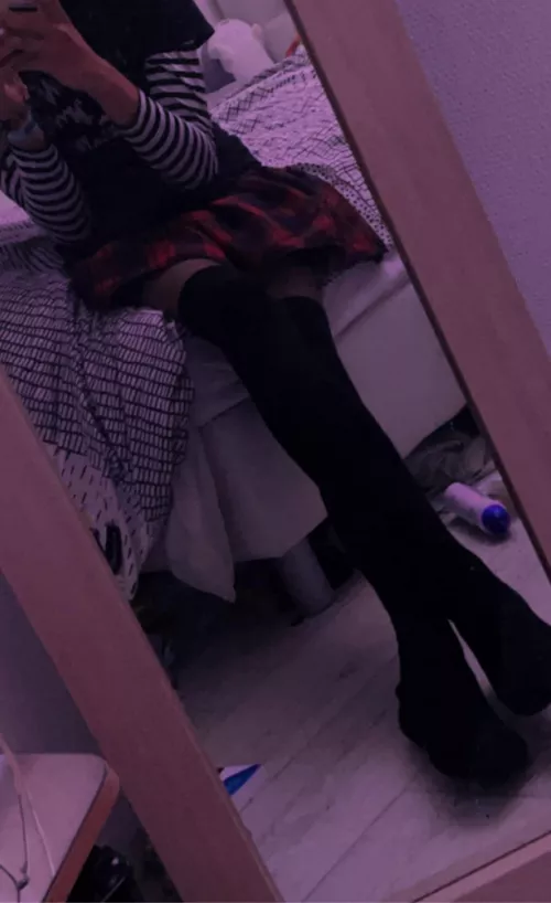 I wish I had thicker thighs😔