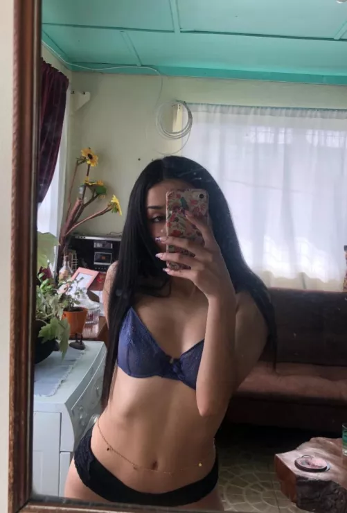 Say hii if you want to feel my latina hand around ur cock 😊