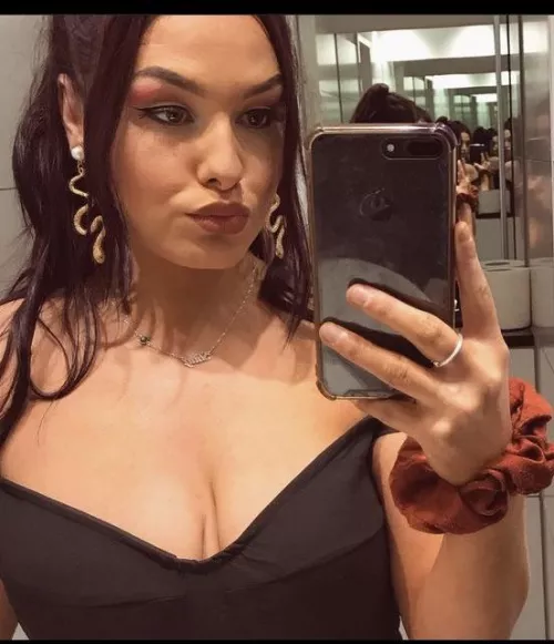 Someone cum on my cousin I’ve got more of her