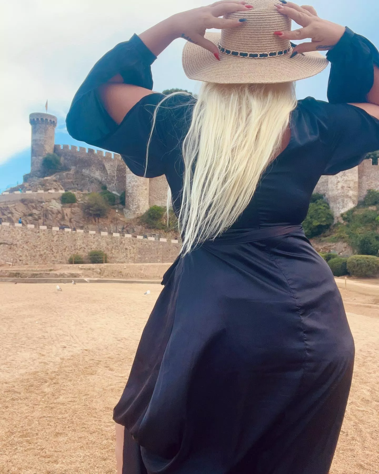 Thin waist, fat ass, thick tights