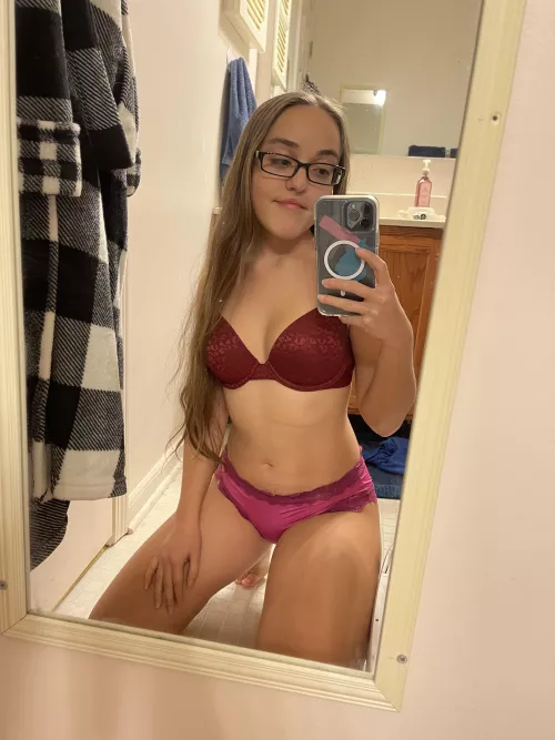 4’8 petite am I your type? 💓