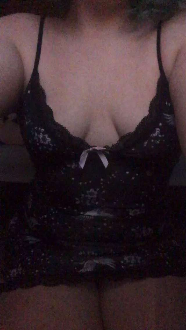 Feeling good in this tight nightgown 🖤