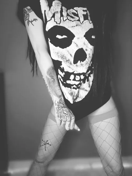 Fuck a girl in an oversized tee, fishnets and no panties 😈