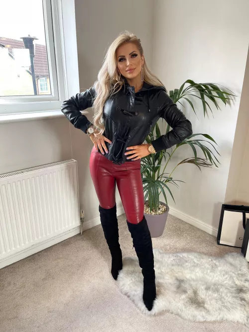 I didn’t go with the leather thigh highs today as thought it would be too much. What do u guys think?