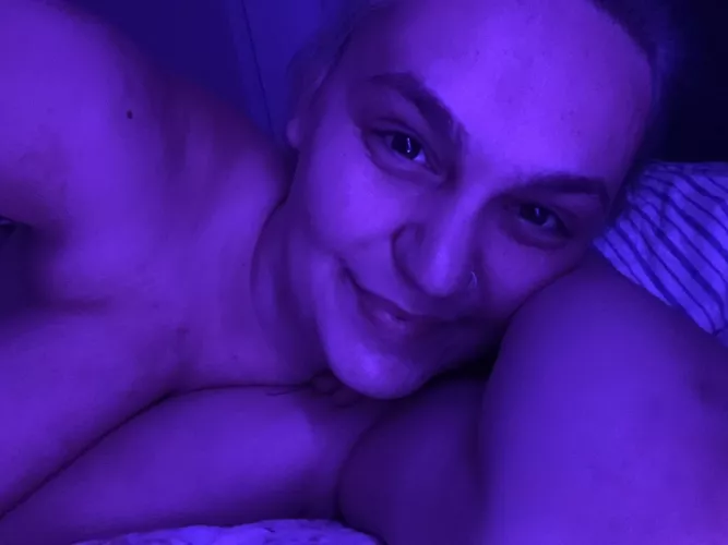 I love getting stoned and looking at the stars, come watch them with me and lay naked 🤞