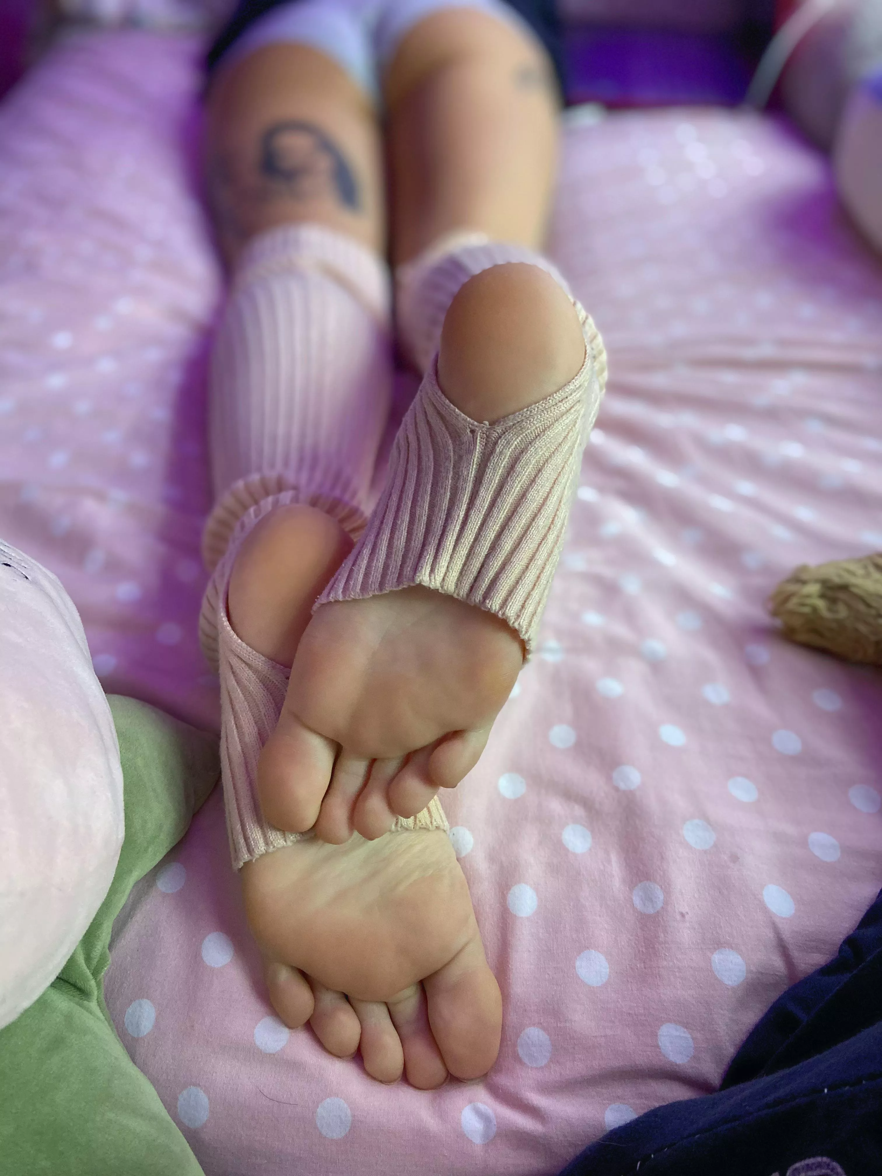 it’s finally leg warmer season 💘