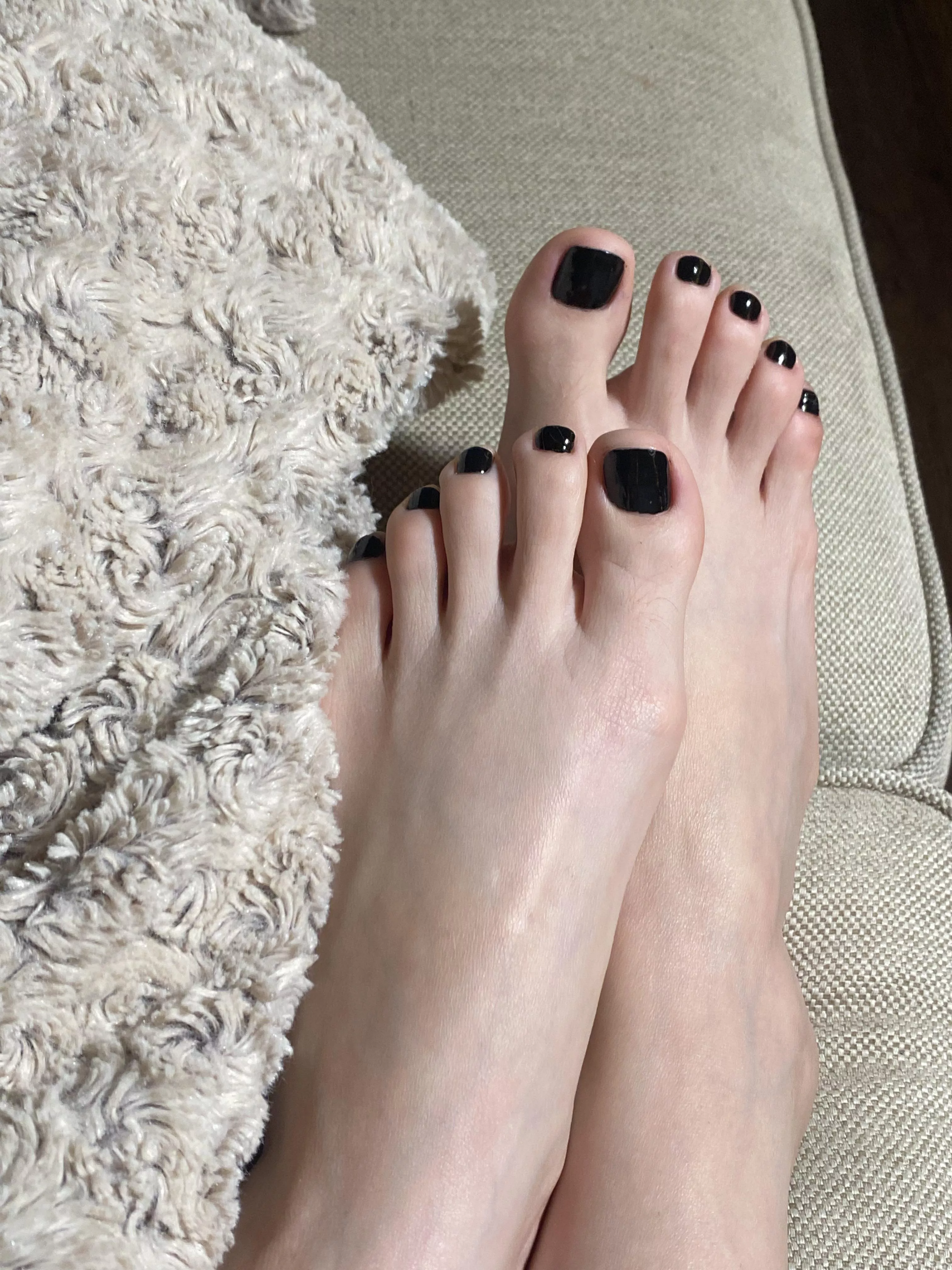 Loving the shiny black nail polish. 🖤 pedicure