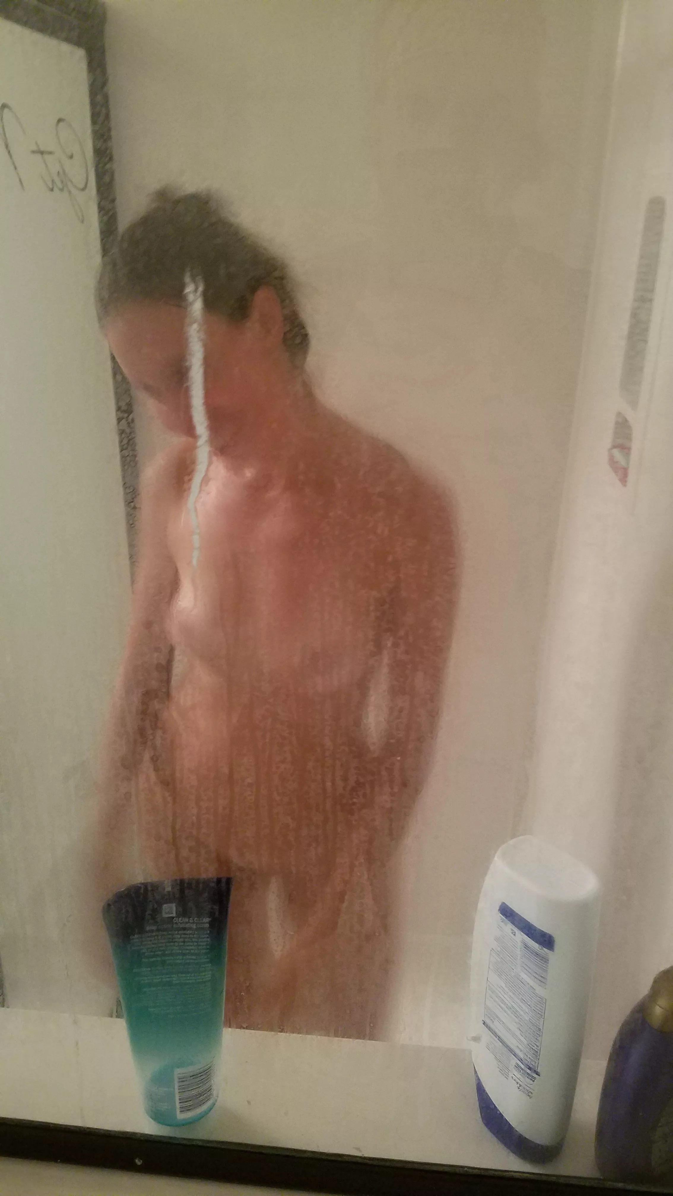 We need to clean the shower glass. She smiled when she caught me taking pictures😏