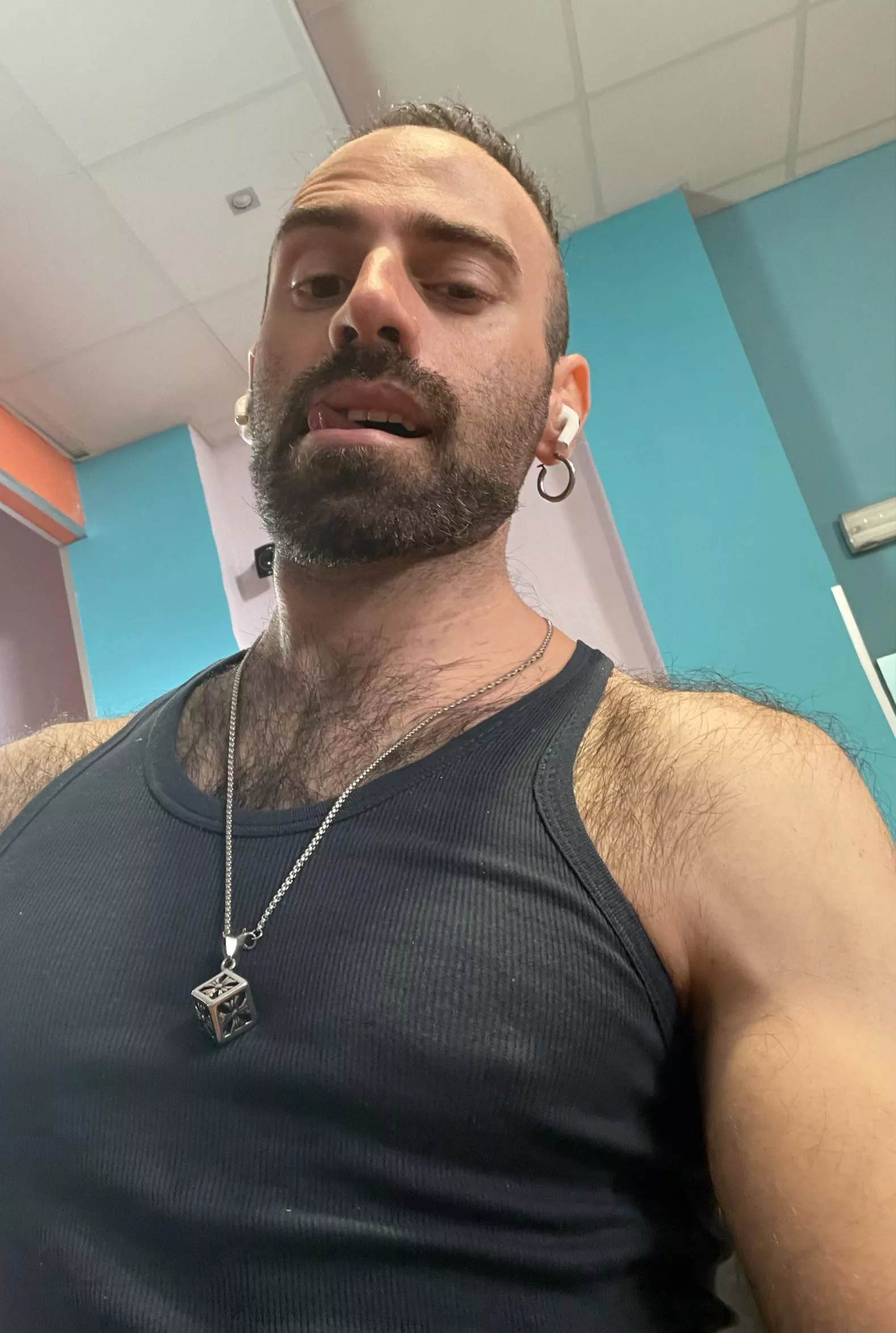 Workout sore ! But no pain no gain. How’s your day going dudes ?