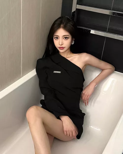 Bathtub cutie