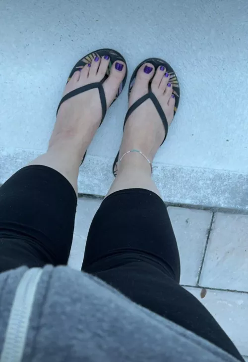 Dark purple polish and pale long toes…. A perfect combination😍